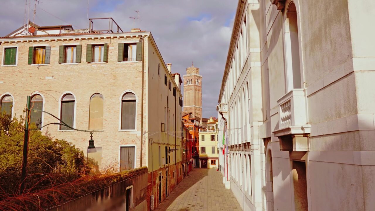 Stretta Strada Italiana Con Vecchi Edifici Bianchi