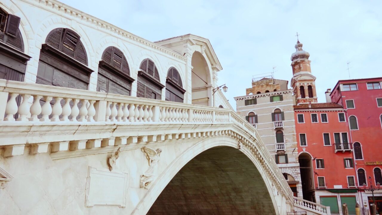 Meraviglioso Ponte di Rialto in pietra bianca con colonne e pilastri