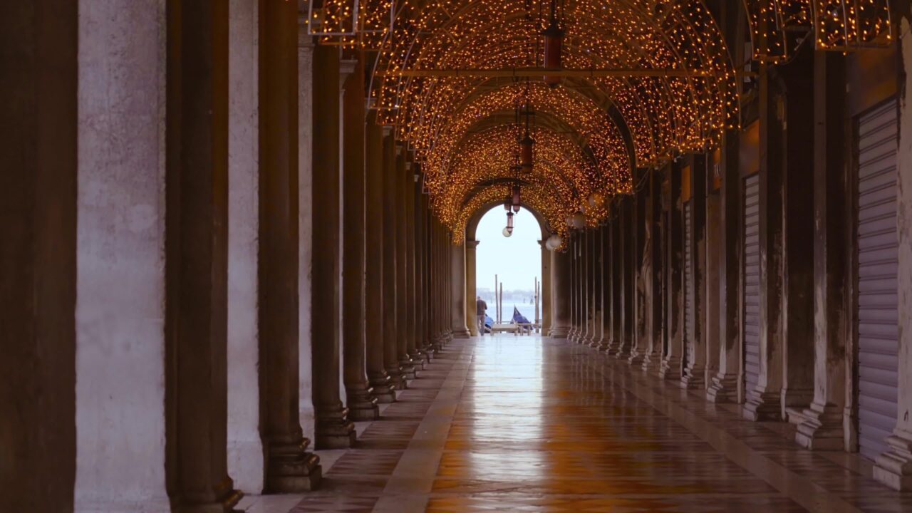 Sotto portici di Venezia con luci di Natale
