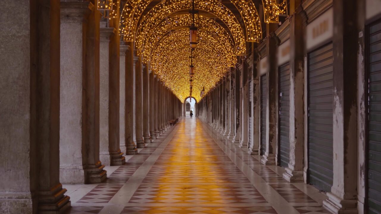 Sotto i portici di Venezia con le luci di Natale