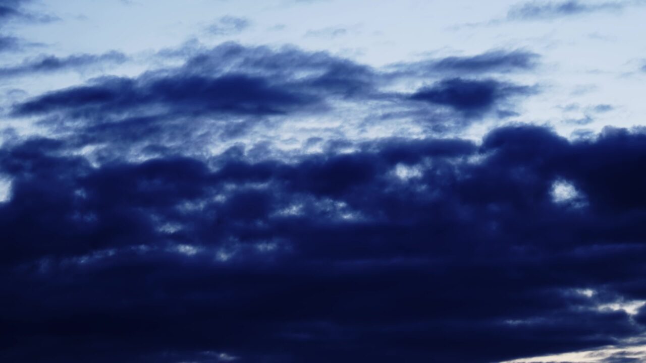 Sky and clouds flow in timelapse from evening to night