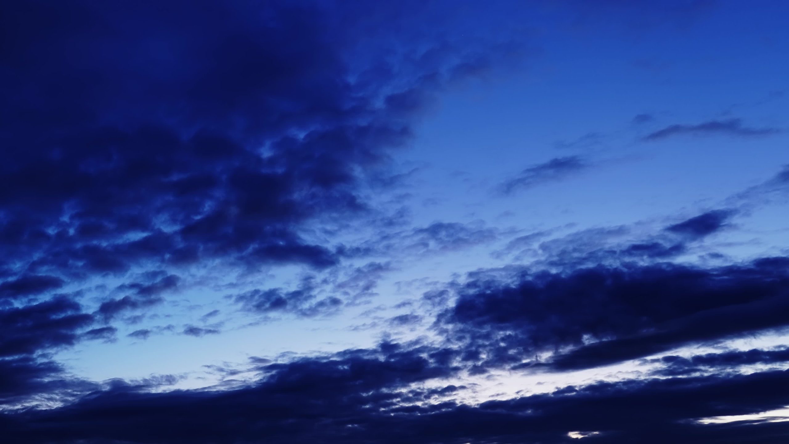 Meravigliose nuvole tempestose galleggiano nel cielo colorato con il vento
