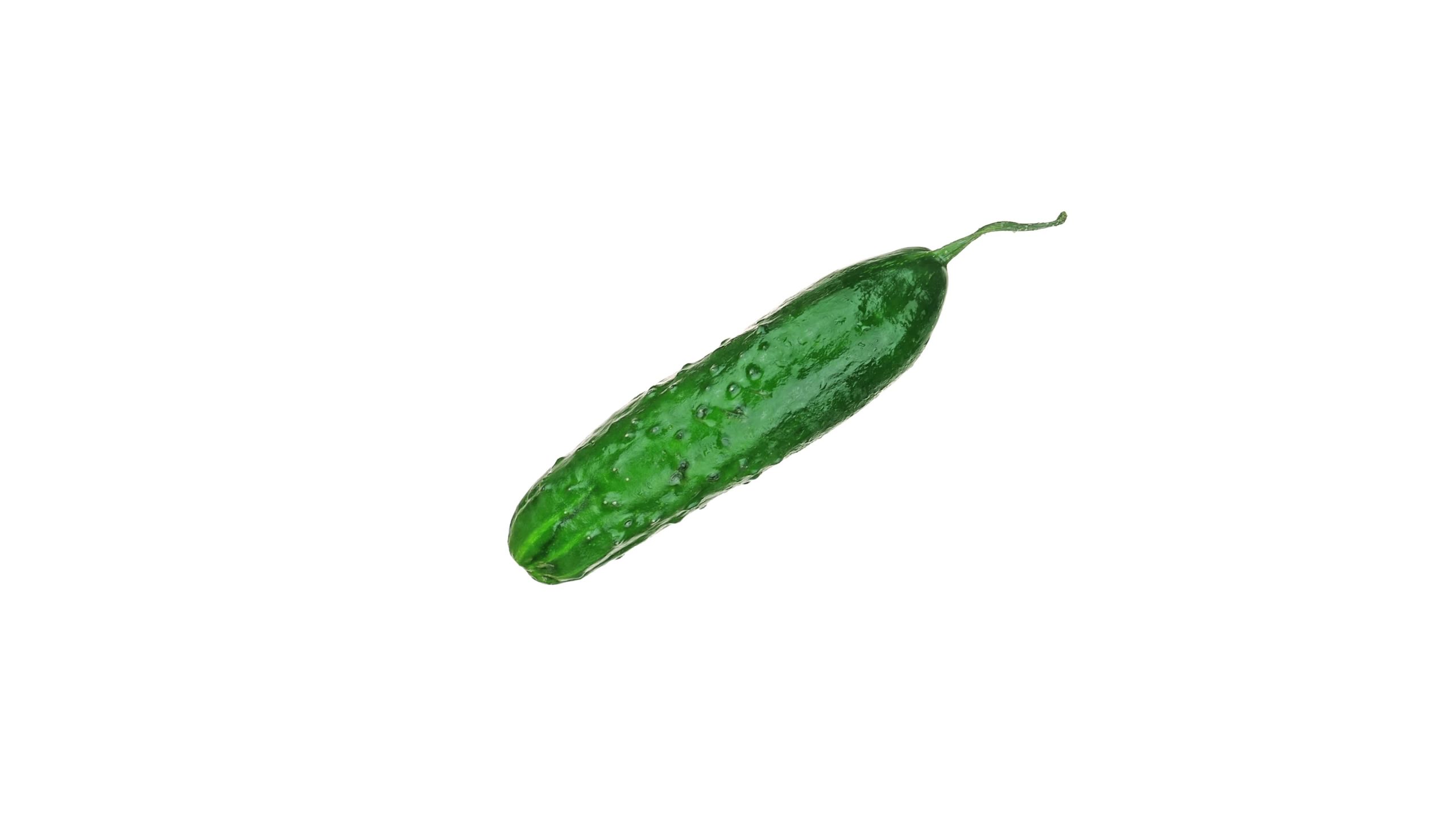 Il delizioso cetriolo verde si gira su sfondo bianco