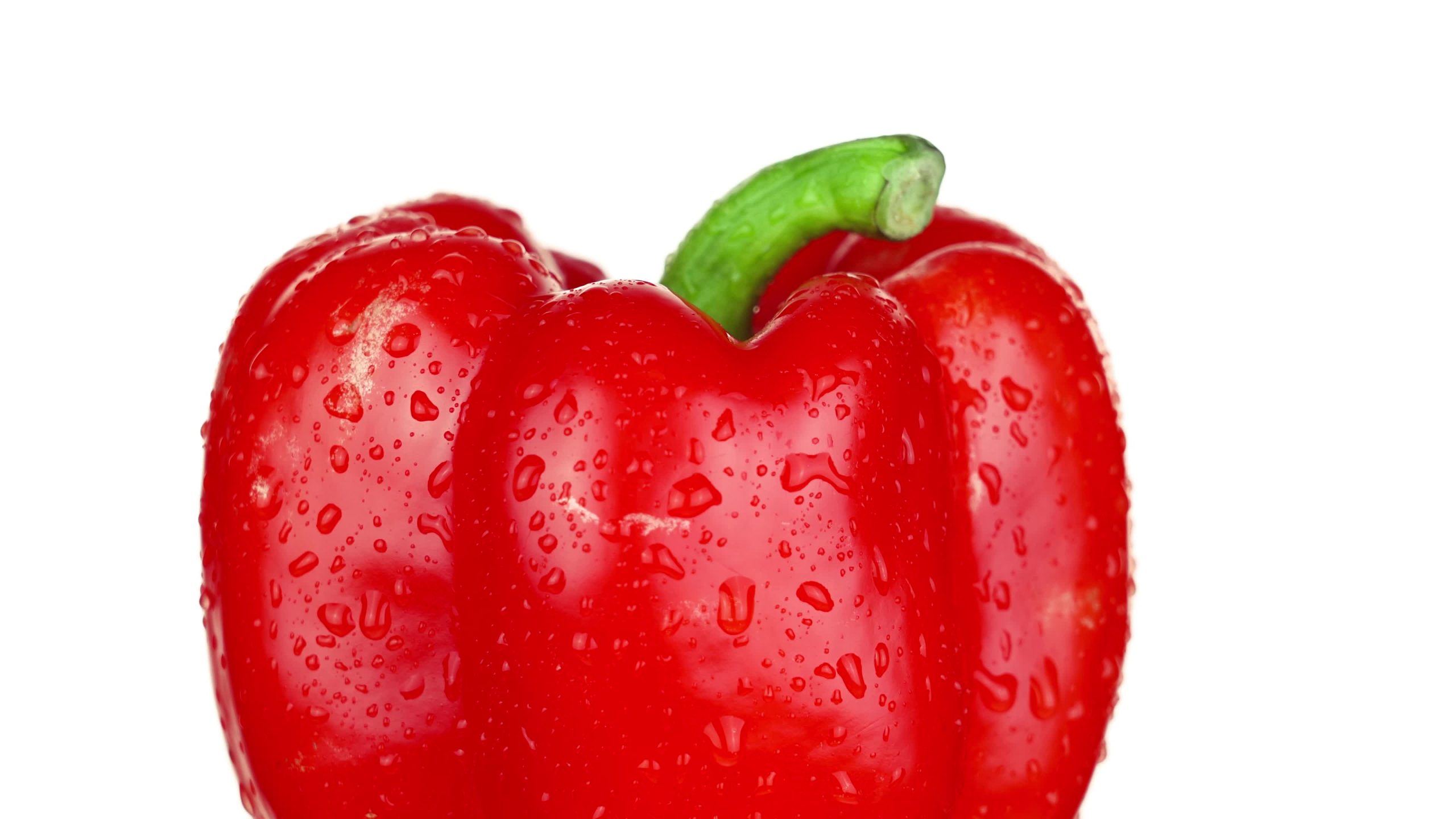 Peperone saporito con gambo verde ricoperto di gocce d’acqua