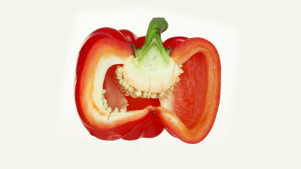 Peperone rosso tagliato sta ruotando
