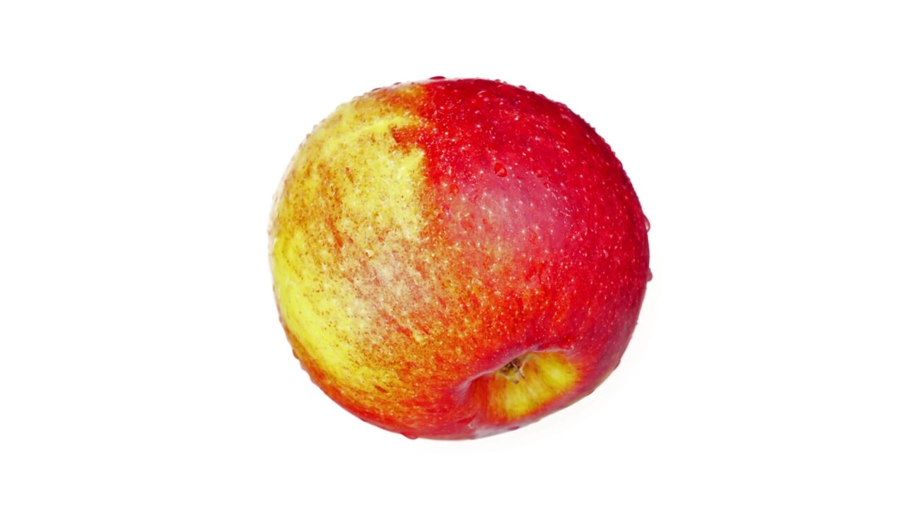 Succosa mela rossa e gialla ricoperta di gocce d’acqua lucenti
