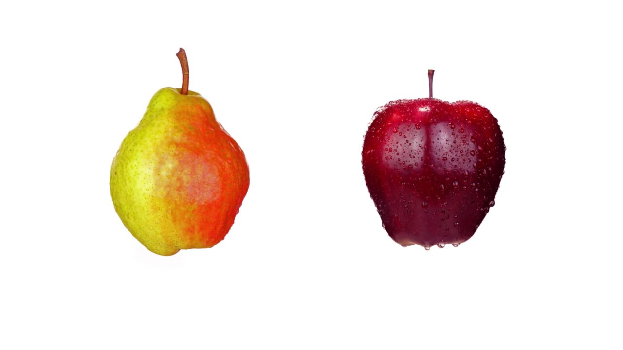 Gustose pere dolci e mele ricoperte da piccole gocce d’acqua