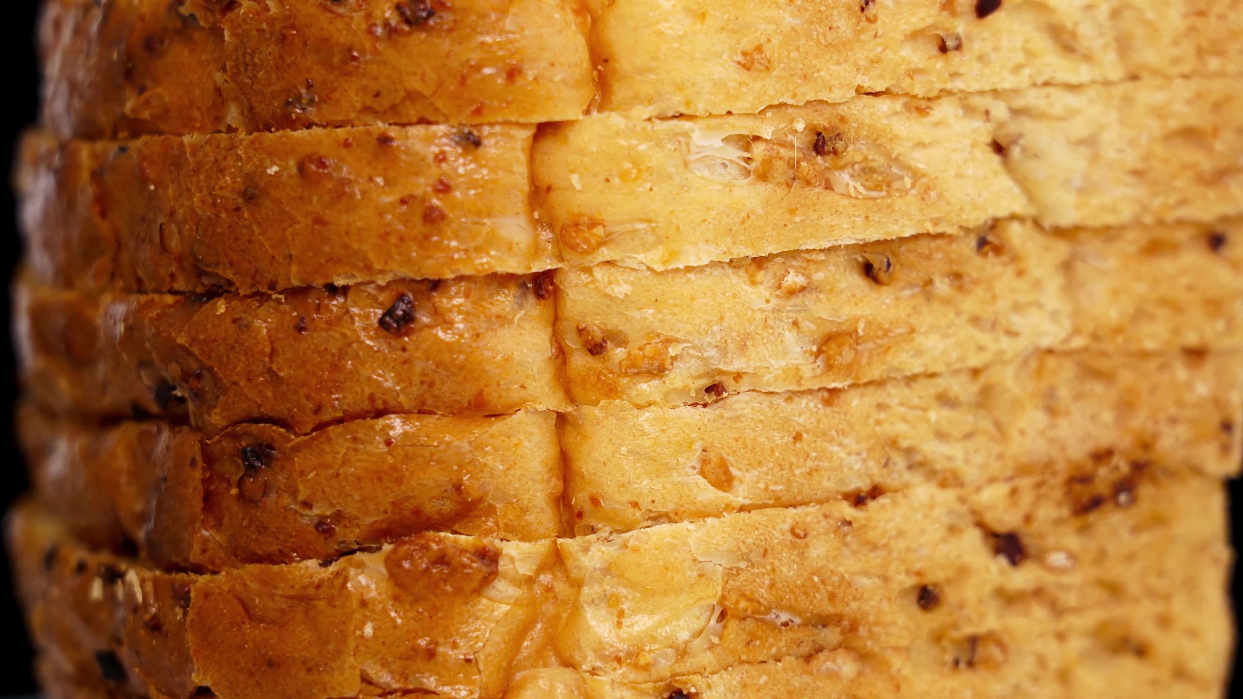 Fette di pane di grano si accende su sfondo nero