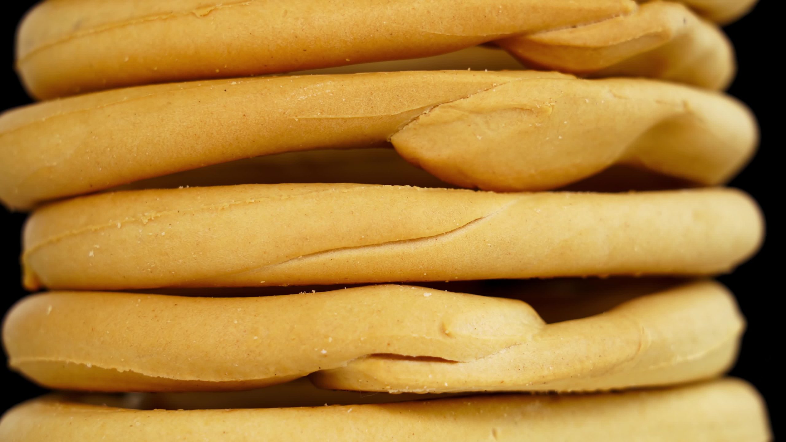 La tradizionale pila di bagel bossola si accende su sfondo nero