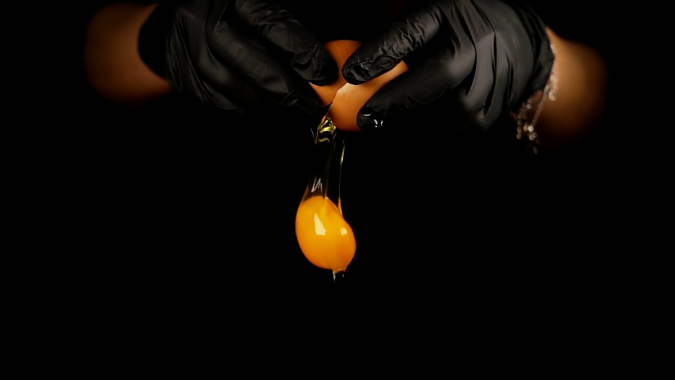 Tuorlo dell’uovo cade in slow motion su sfondo nero