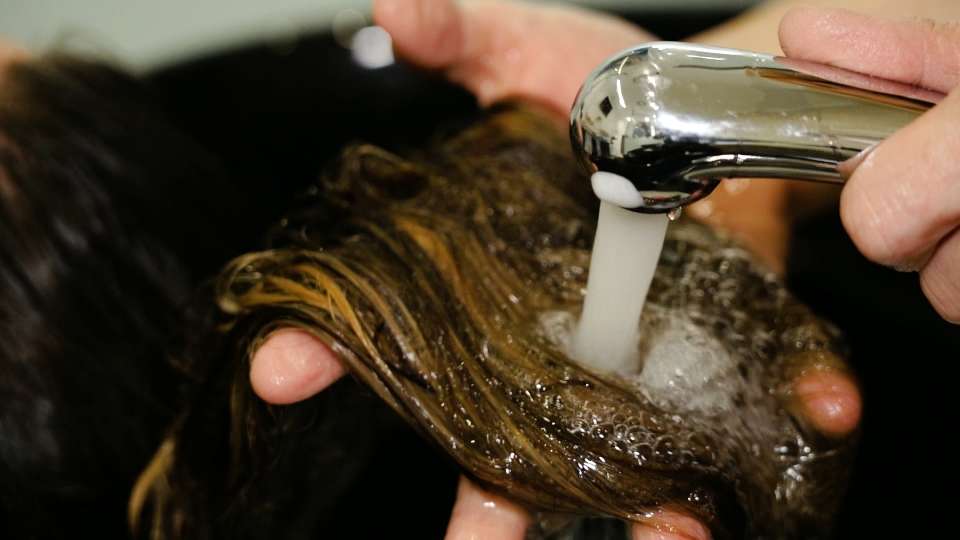 I capelli della donna vengono lavati