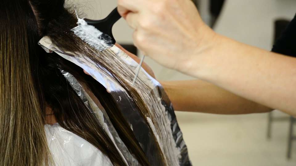 Capelli su carta stagnola vengono ricoperte dalla vernice