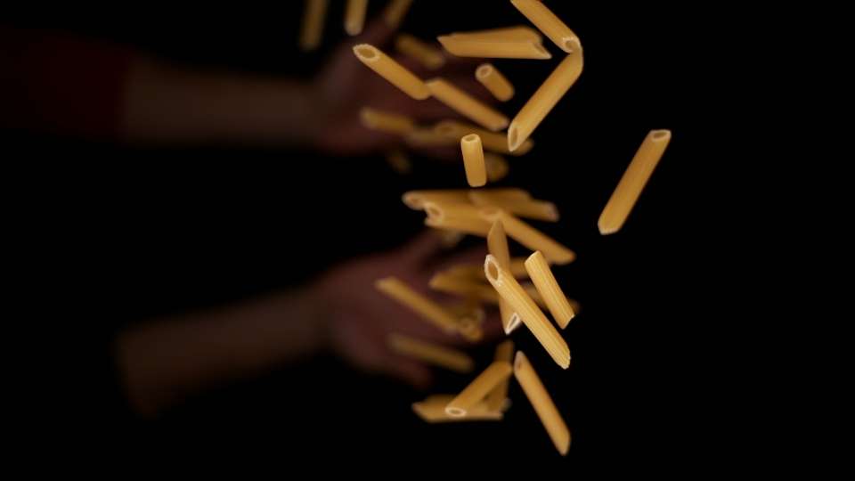 Pasta viene lanciata in alto con le mani