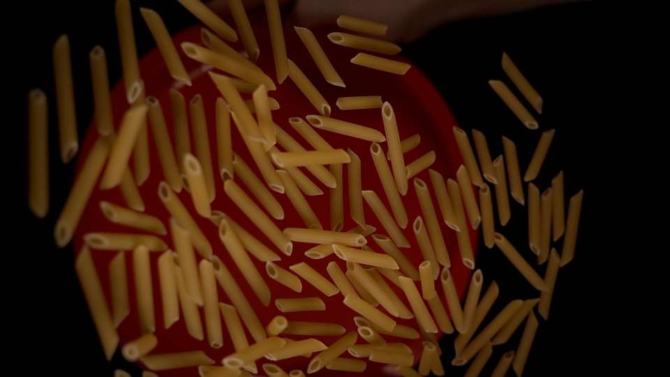 Le penne della  pasta cadono in slow motion
