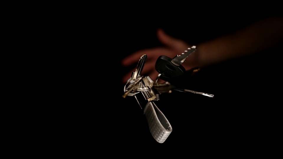 Mazzo di chiavi vola in slow motion su sfondo nero