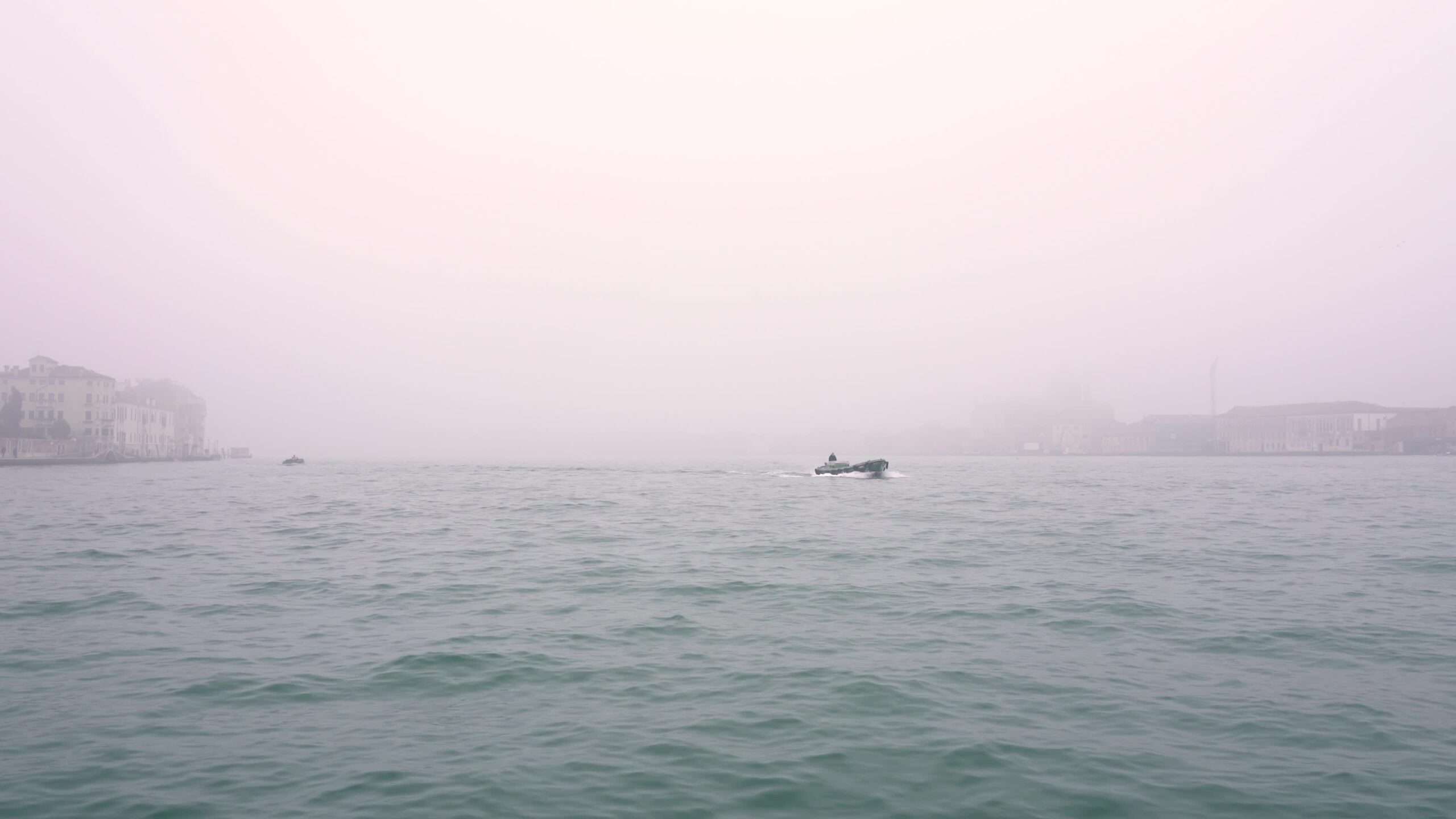 Canale veneziano nella nebbia