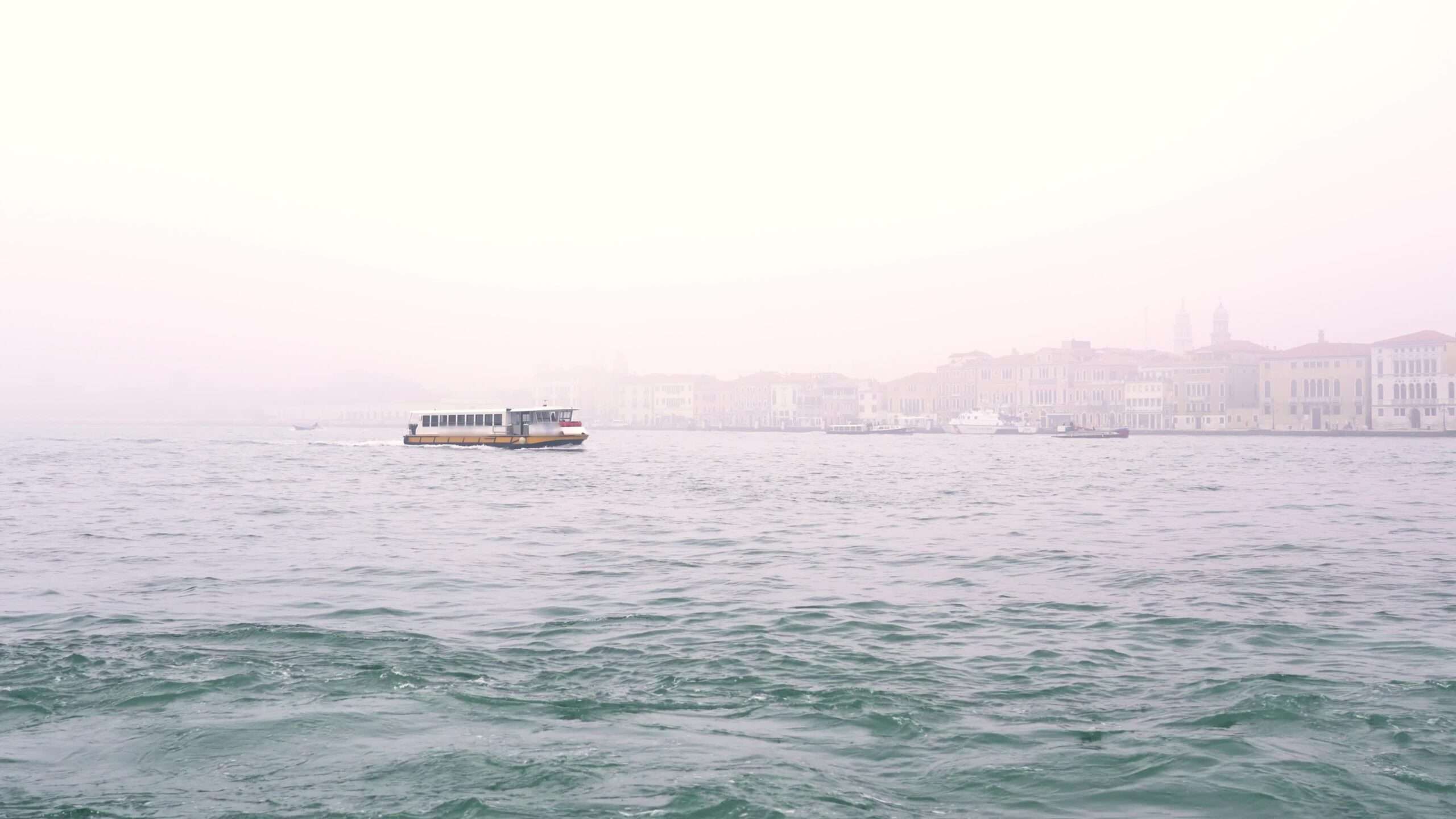 Barca trasporta le persone a Venezia nella nebbia