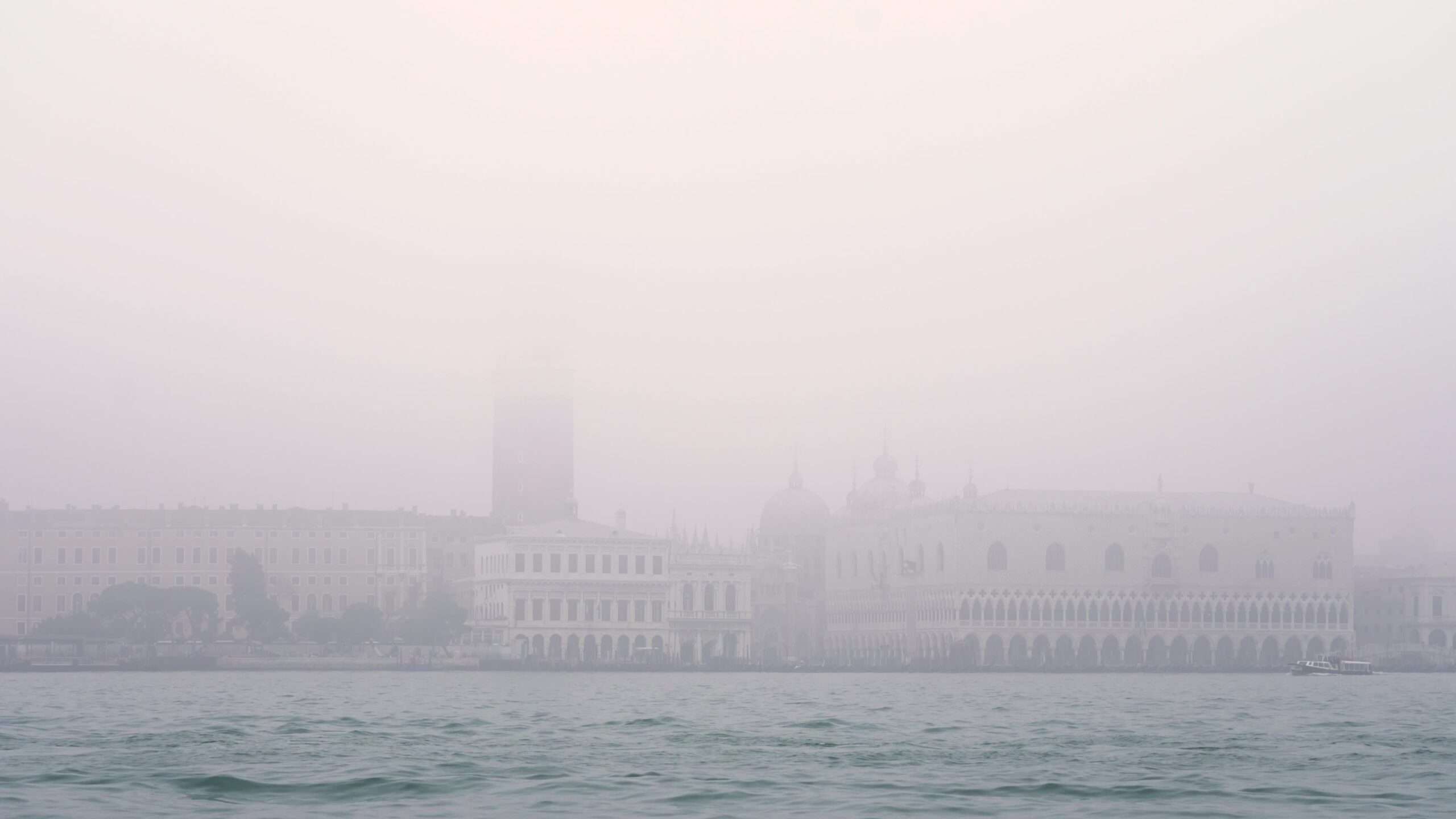 Nebbia ricopre la torre di San Marco e palazzi vicini