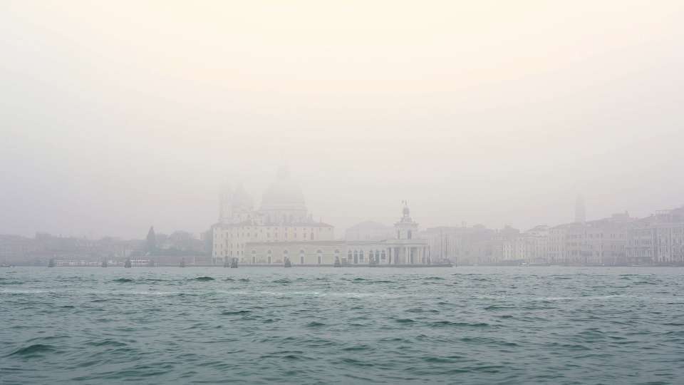 Palazzi e chiese antiche nella nebbia a Venezia