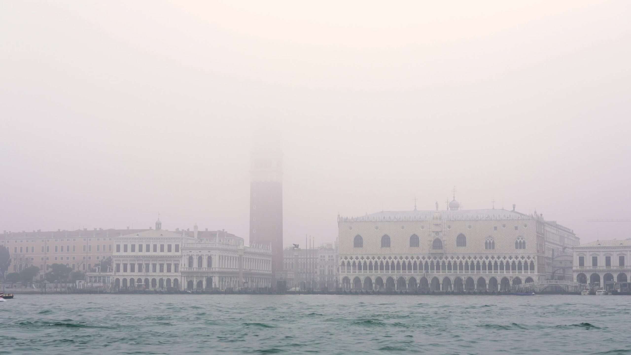 Torre di San Marco e palazzi sull’acqua a Venezia nella nebbia