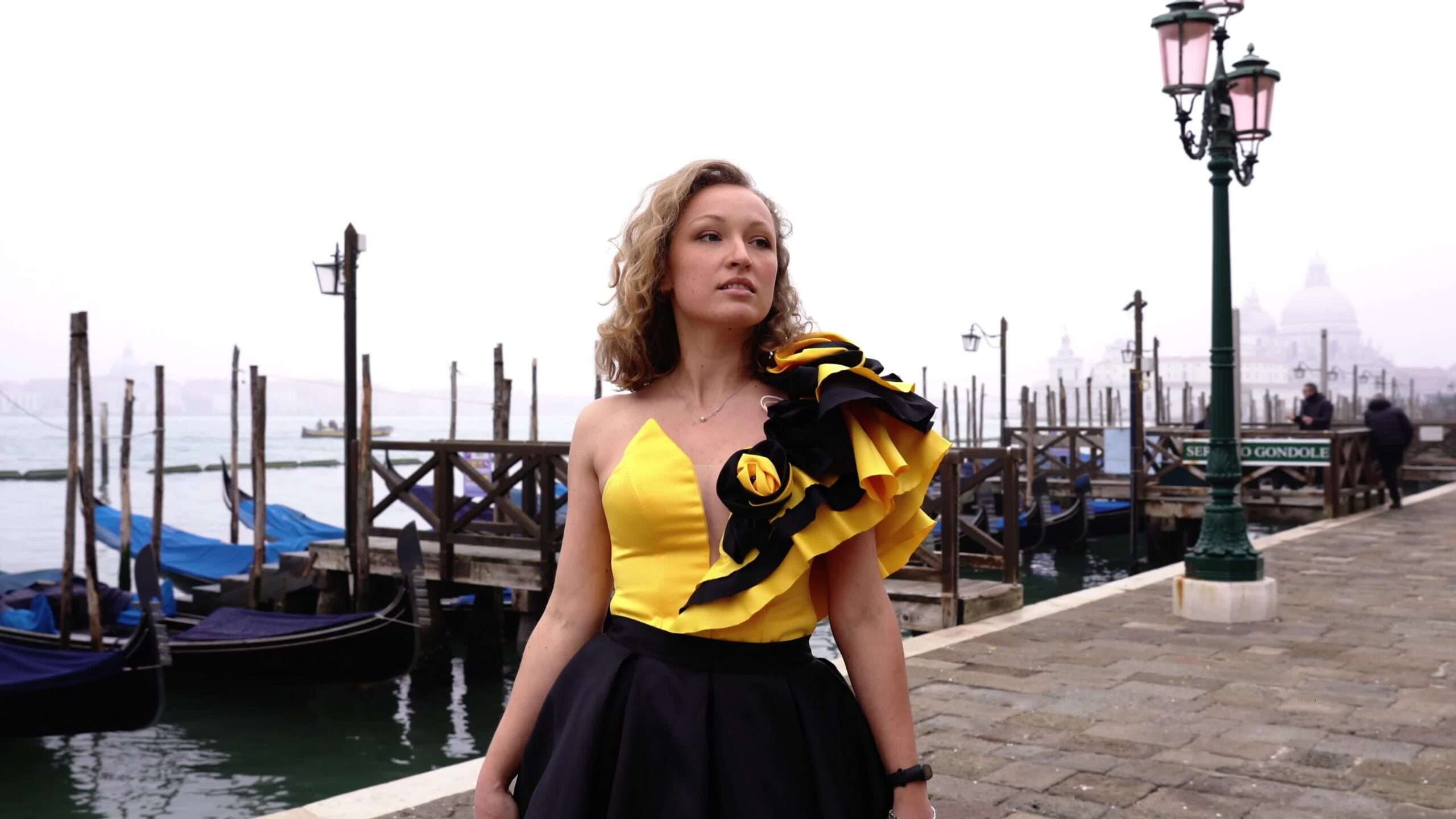 Donna in abito elegante del carnevale di Venezia