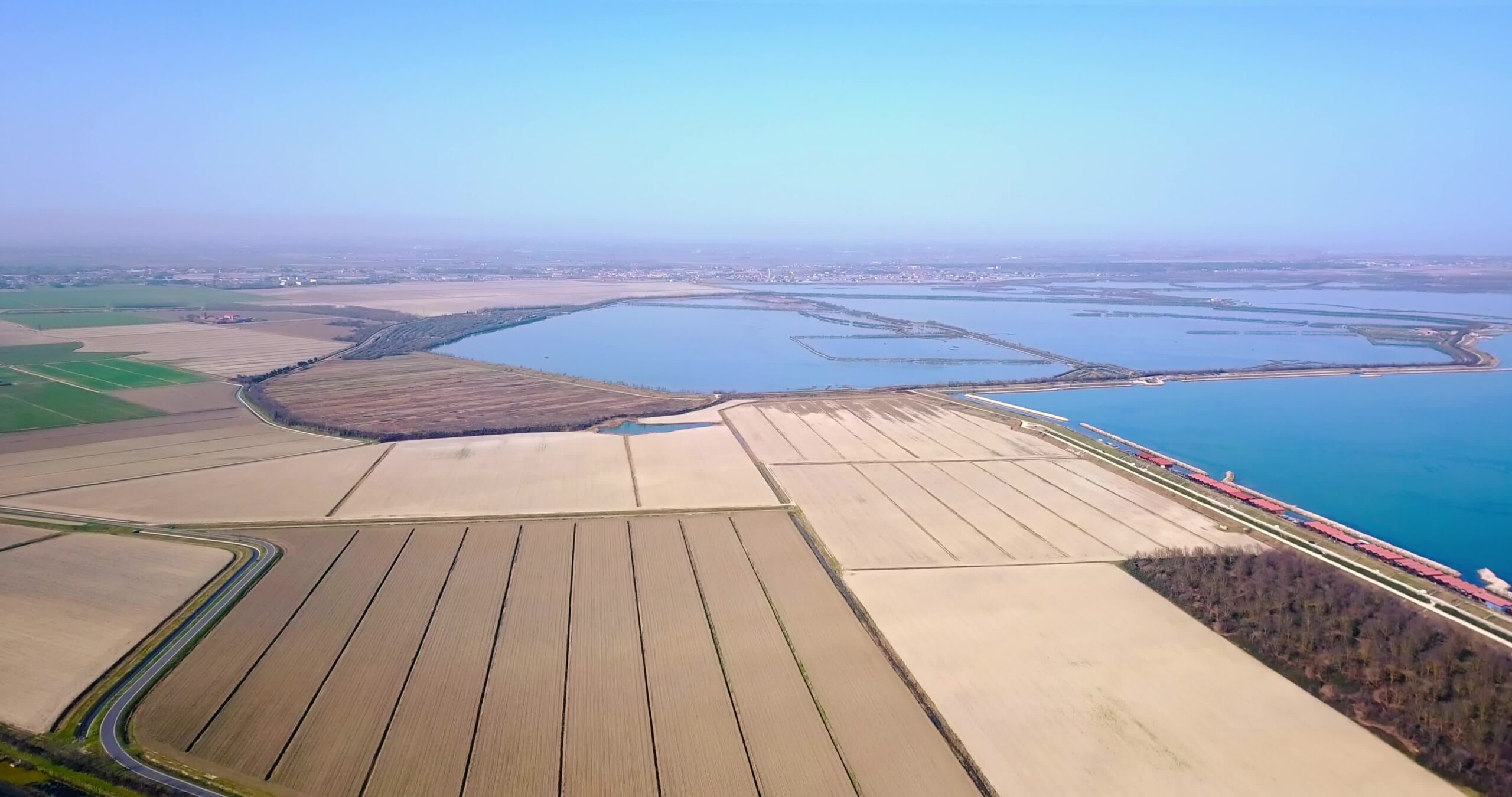 Campi non seminati arati con linee verticali perfette dall’acqua