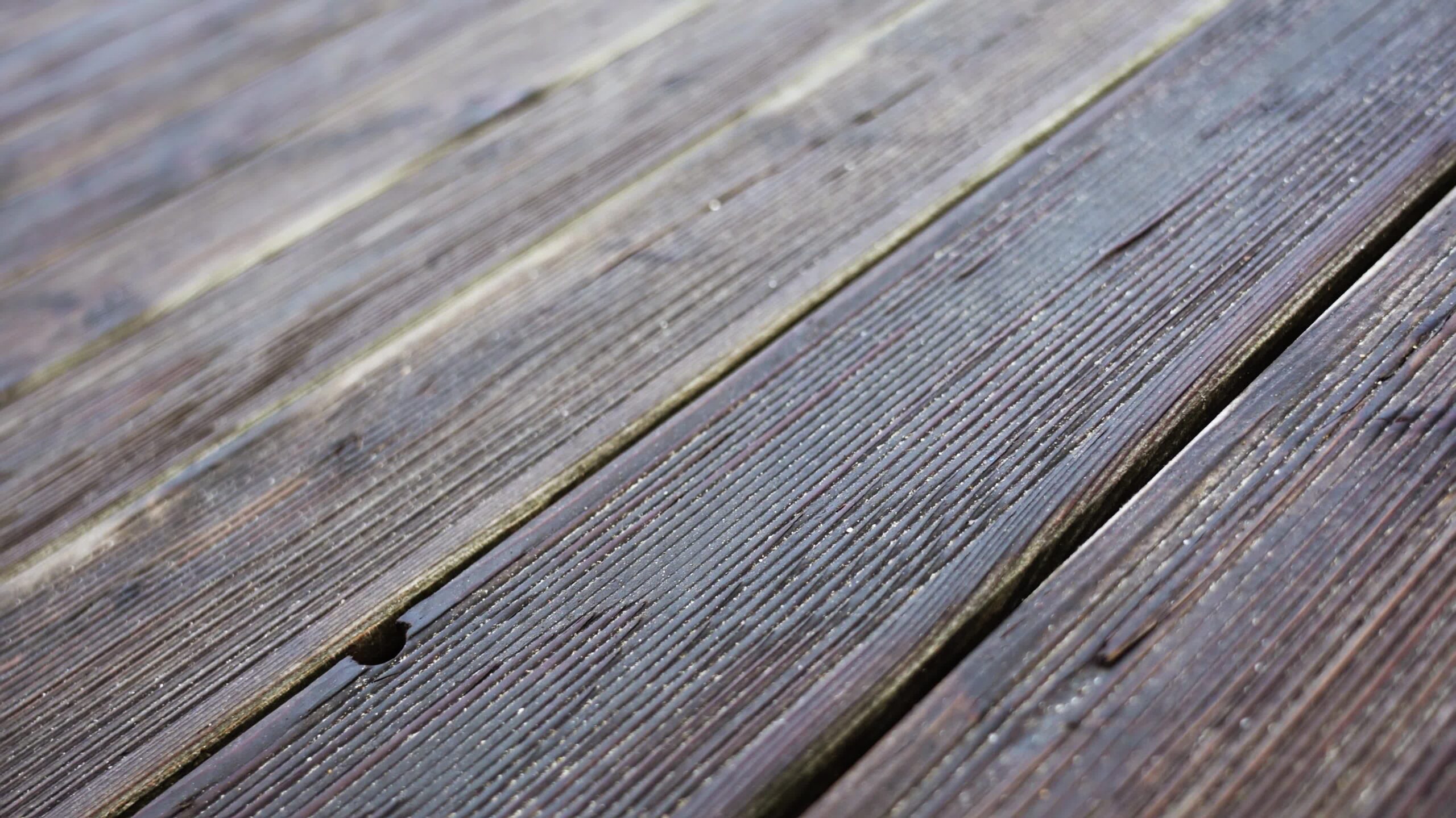 Vecchia passerella di legno usurata con pannelli rettangolari lunghi e stretti