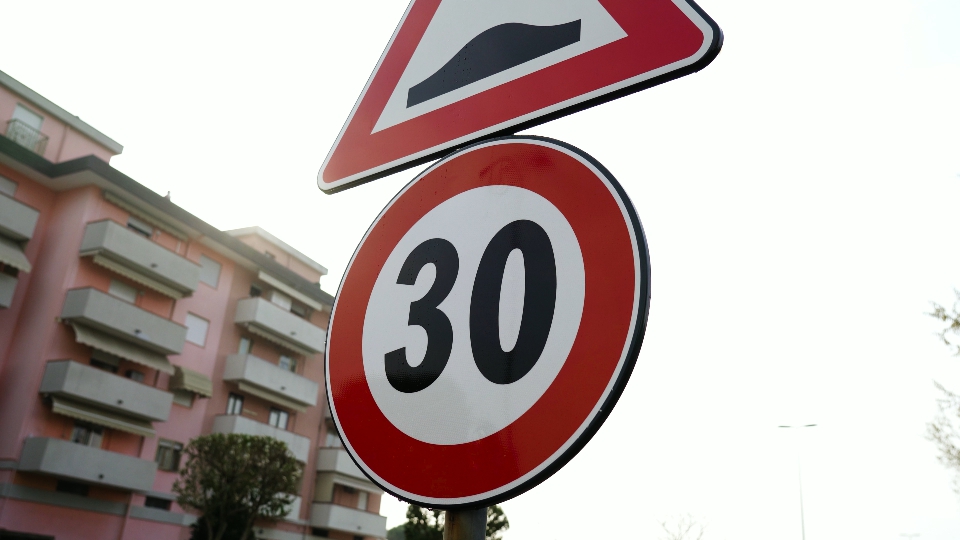 Segnaletica stradale restrittiva contro il moderno condominio