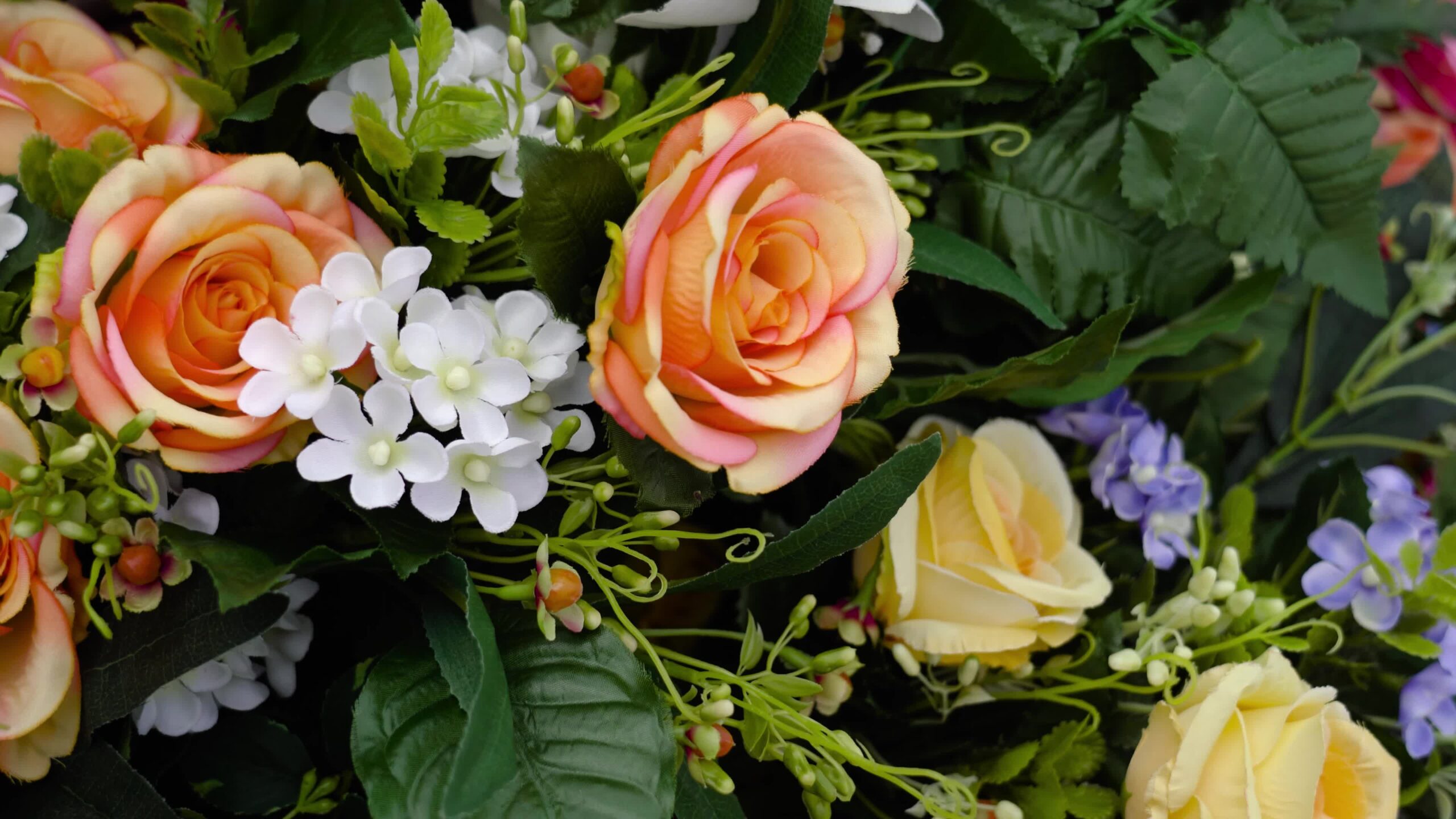 Rose di tè ibride tra i fiori nel mercato locale del fiorista