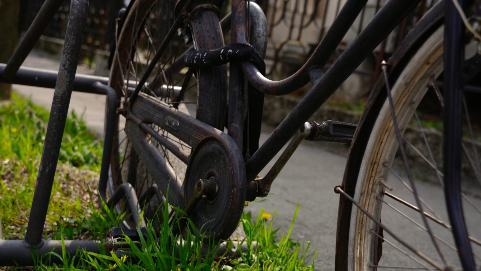 Bicicletta stagionata con vecchi pedali da marciapiede in asfalto