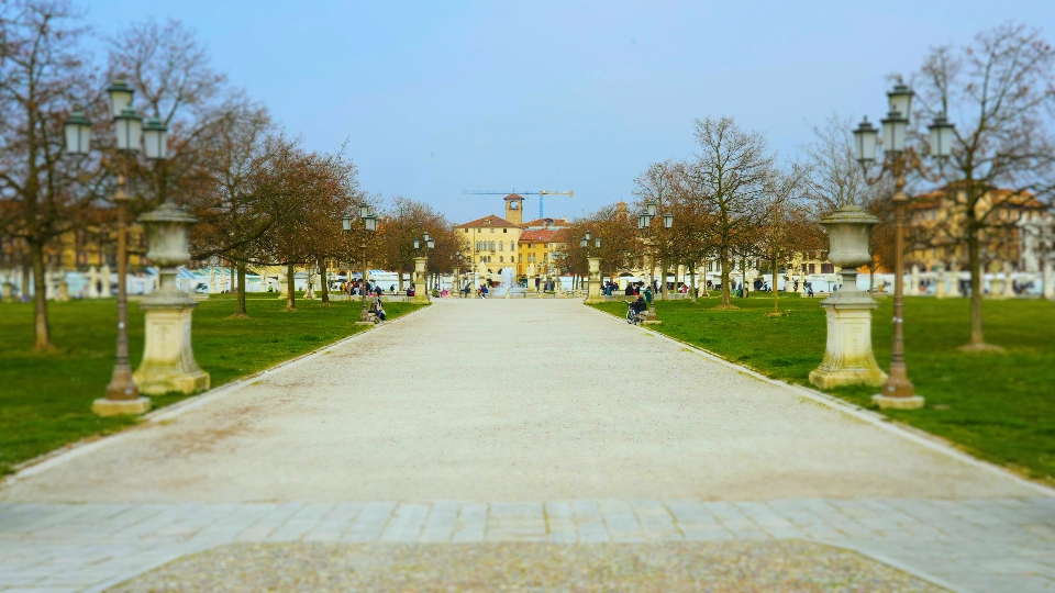 Parco locale con persone in maschera che camminano su un’ampia passerella