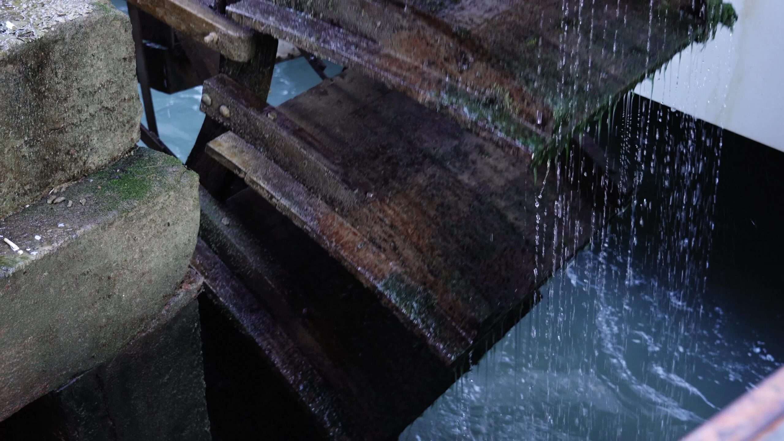 Le eliche di un antico mulino nell’acqua si muovono