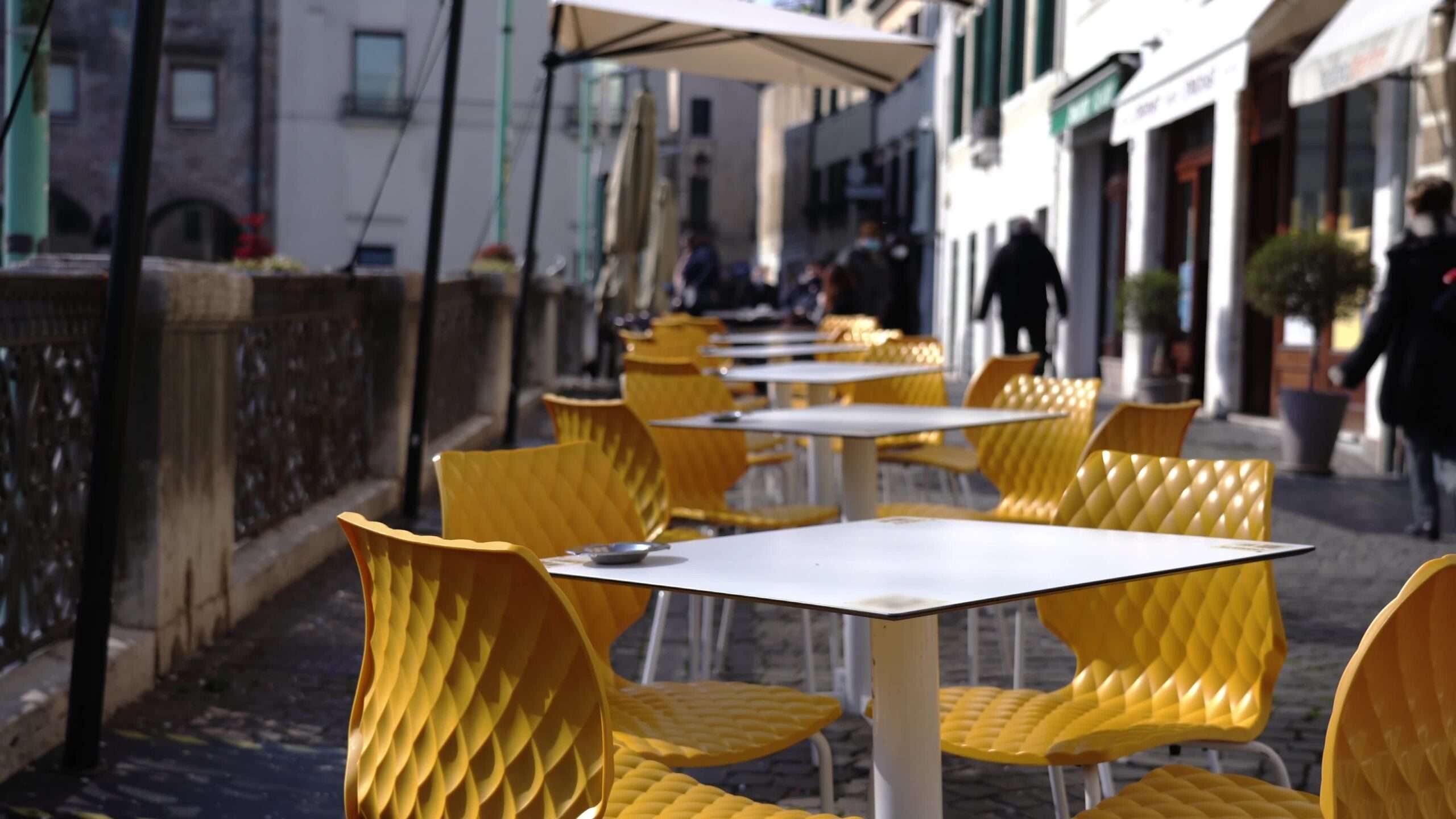 Tavole e sedie del bar all’aperto