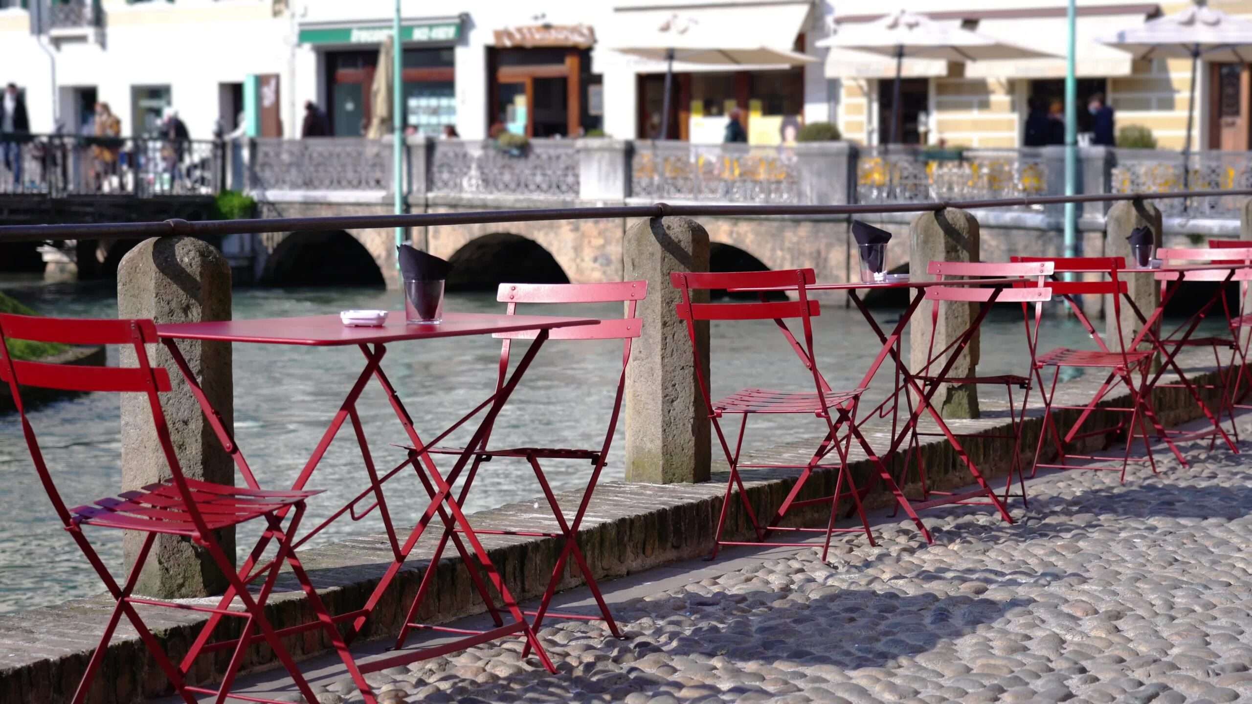 Tavole  e sedie del bar o del ristorante sulla strada della città