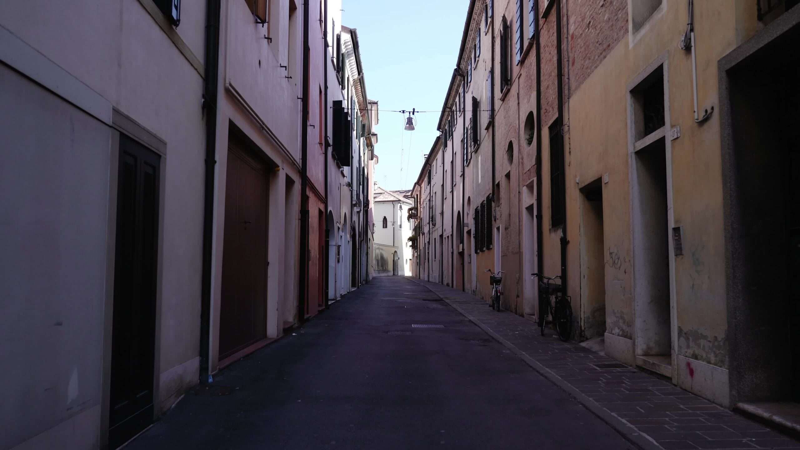 Strada deserta di una città antica italiana