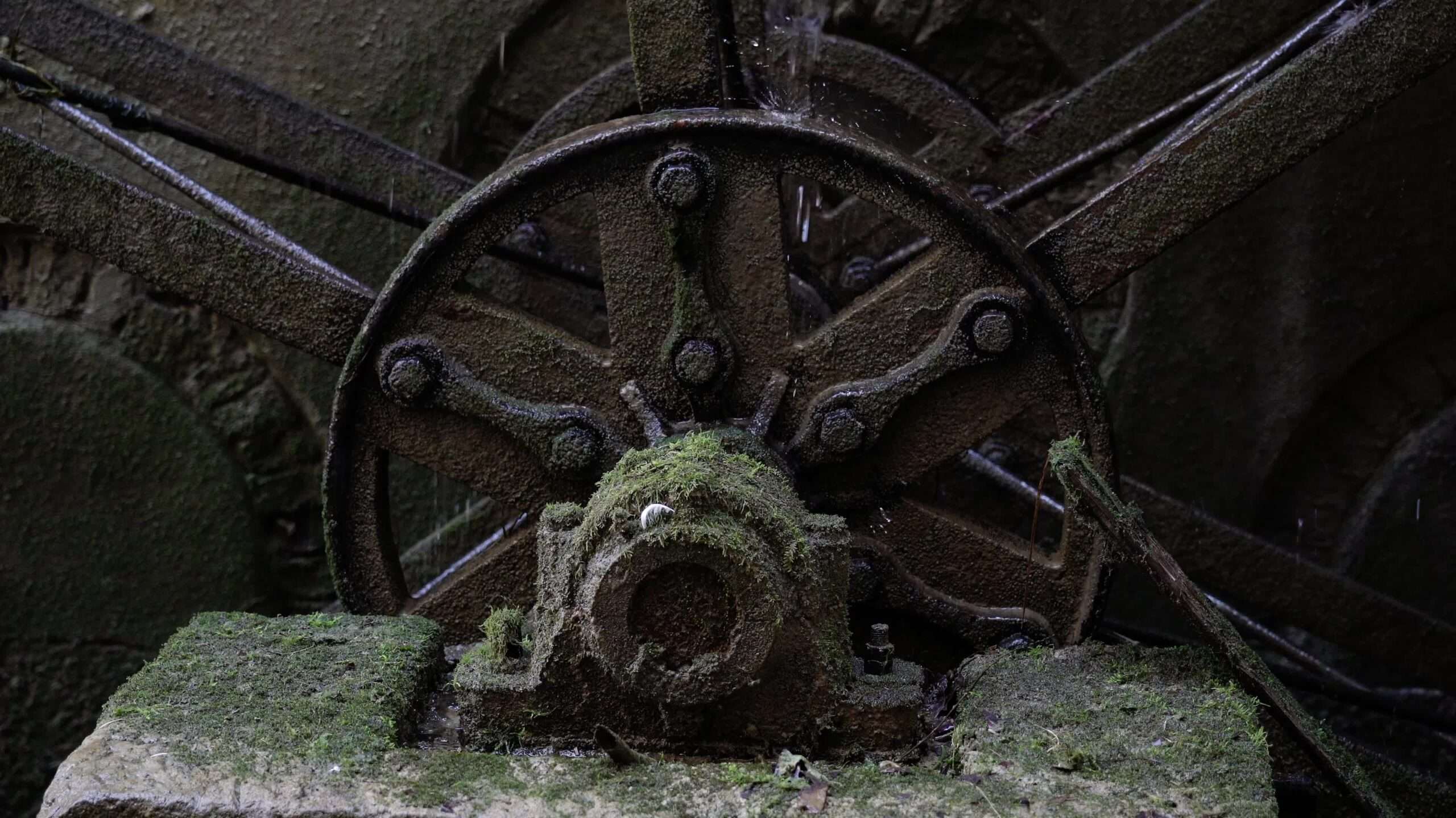 Primo piano del rotore del mulino antico in metallo