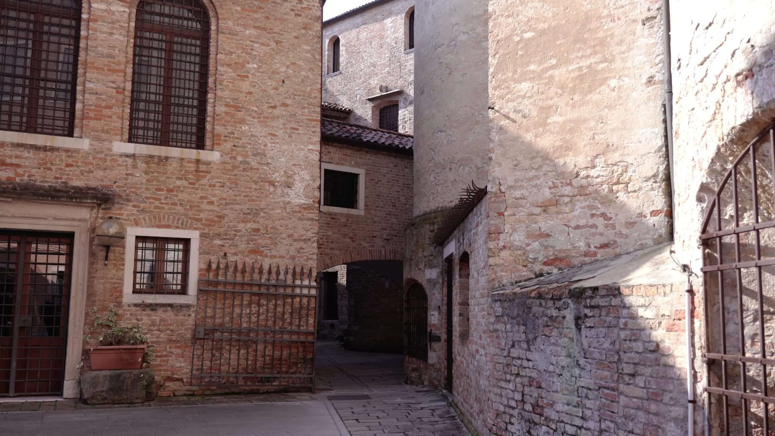 Movimento lungo un borgo antico italiano con edifici in mattoni