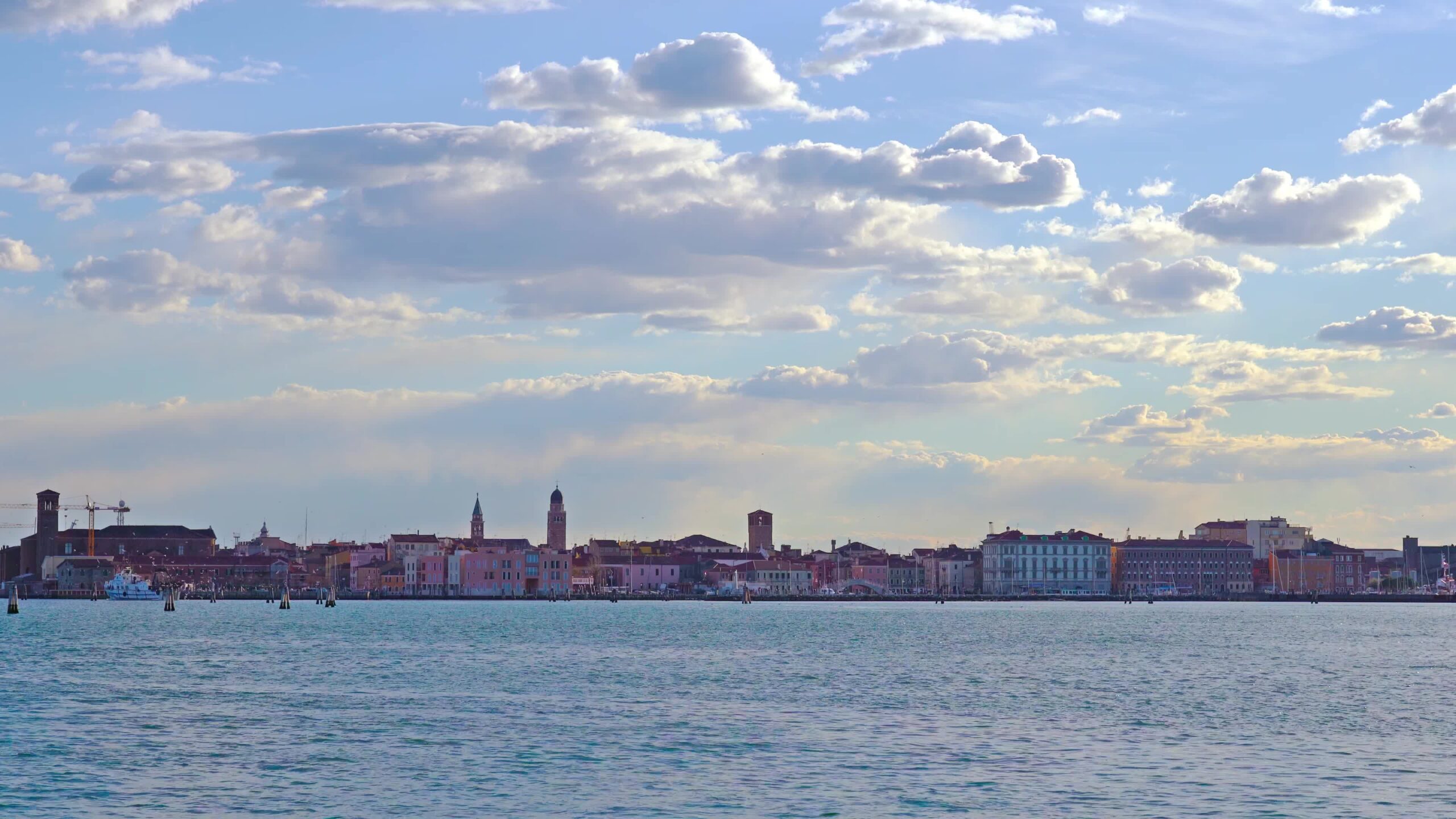 Laguna veneziana blu con barche che navigano davanti la grande città