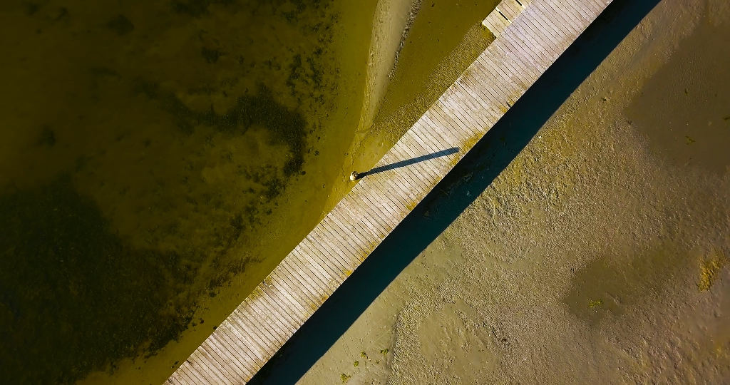 Molo con ponte turistico e belvedere sul banco di sabbia