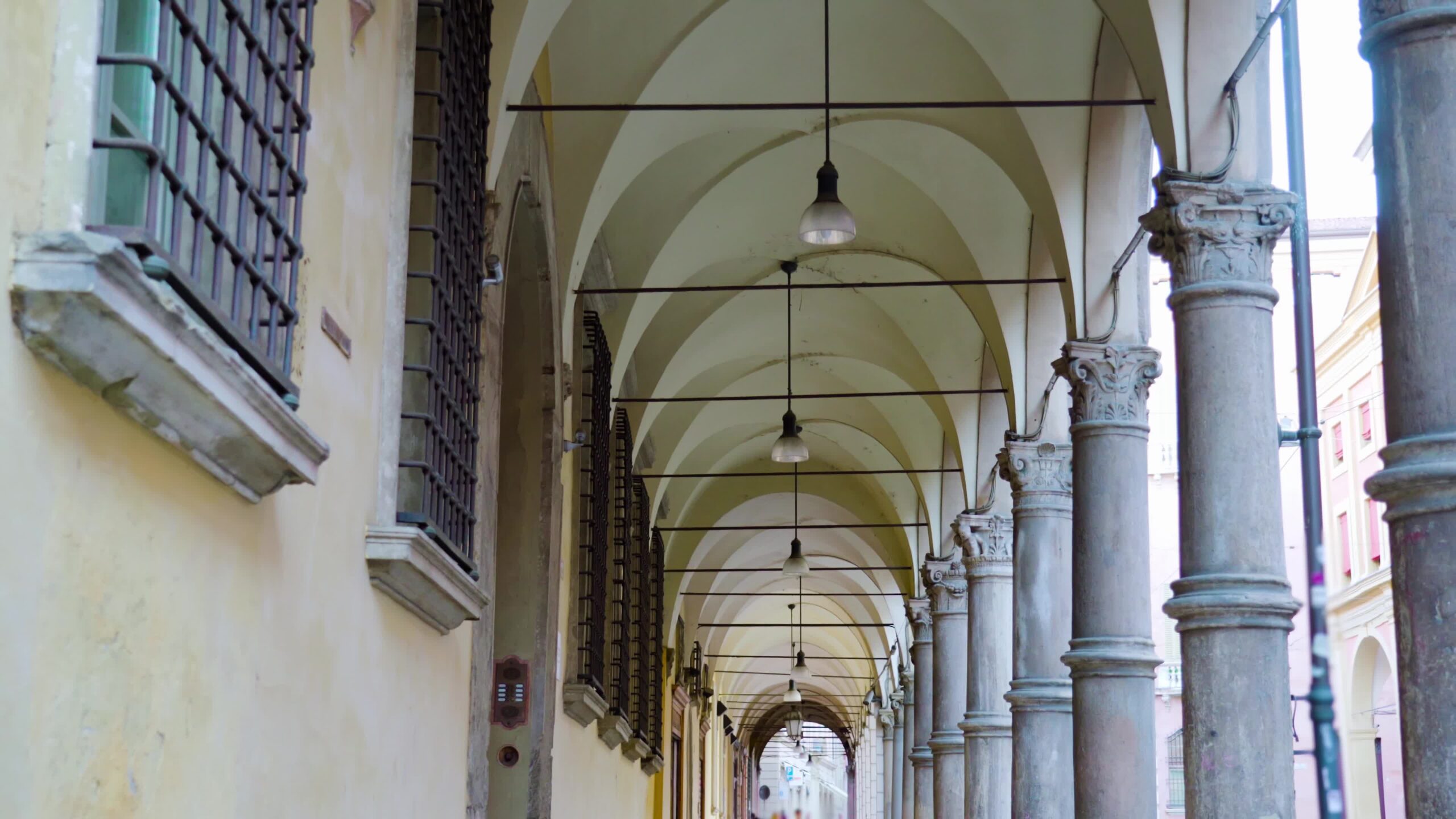 Antico edificio con archi e lampade appese al soffitto