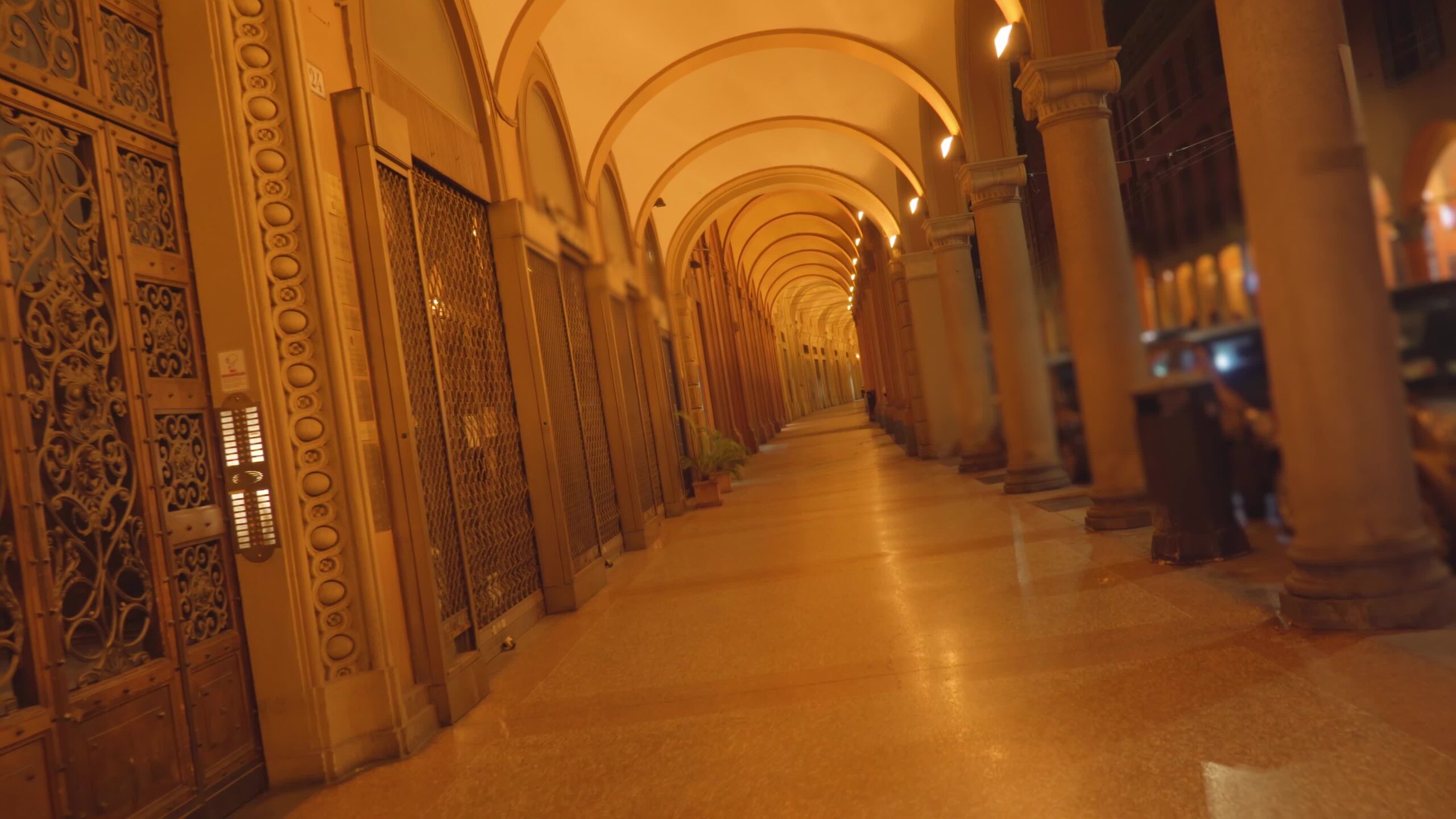 Lungo portico scuro e scuro dell’edificio con illuminazione notturna