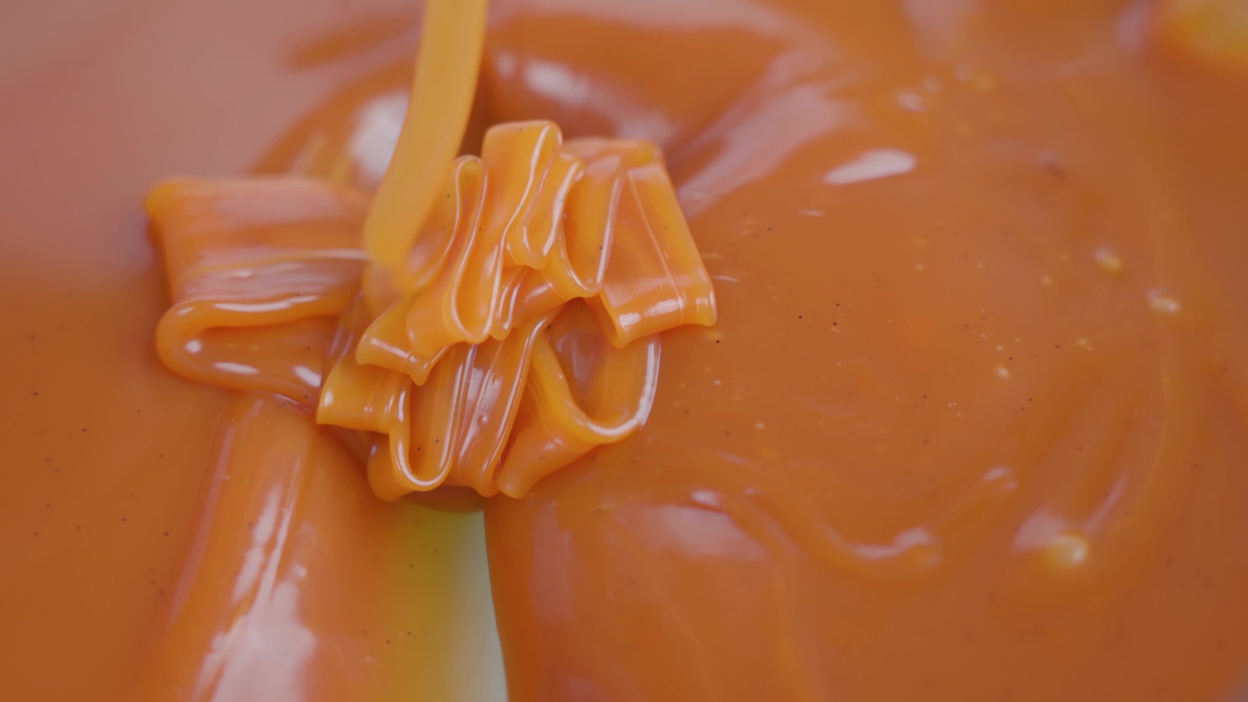 La gustosa salsa al caramello rende il motivo più delicato