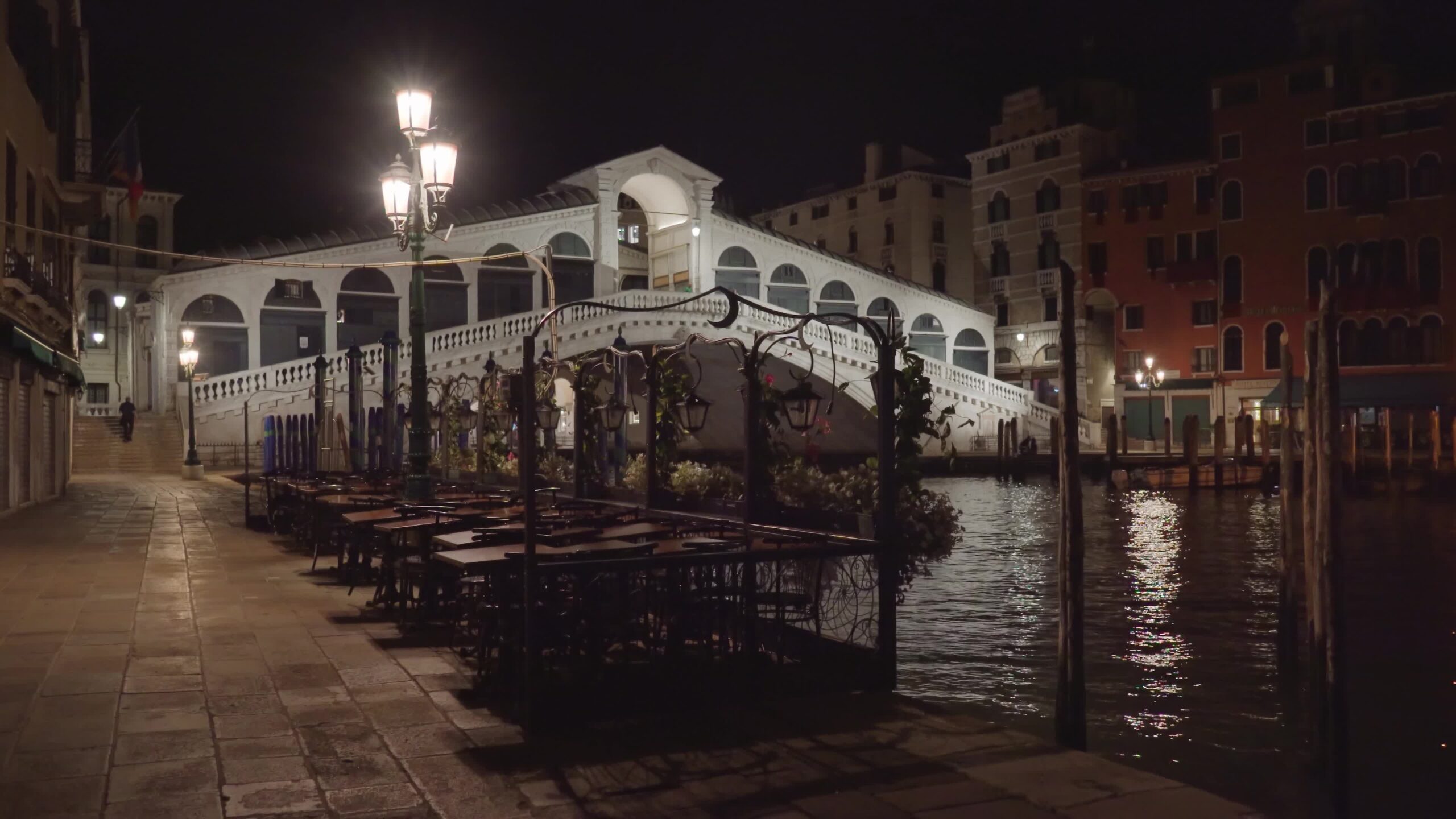 Rialto arch bridge crosses over narrow point of Grand Canal