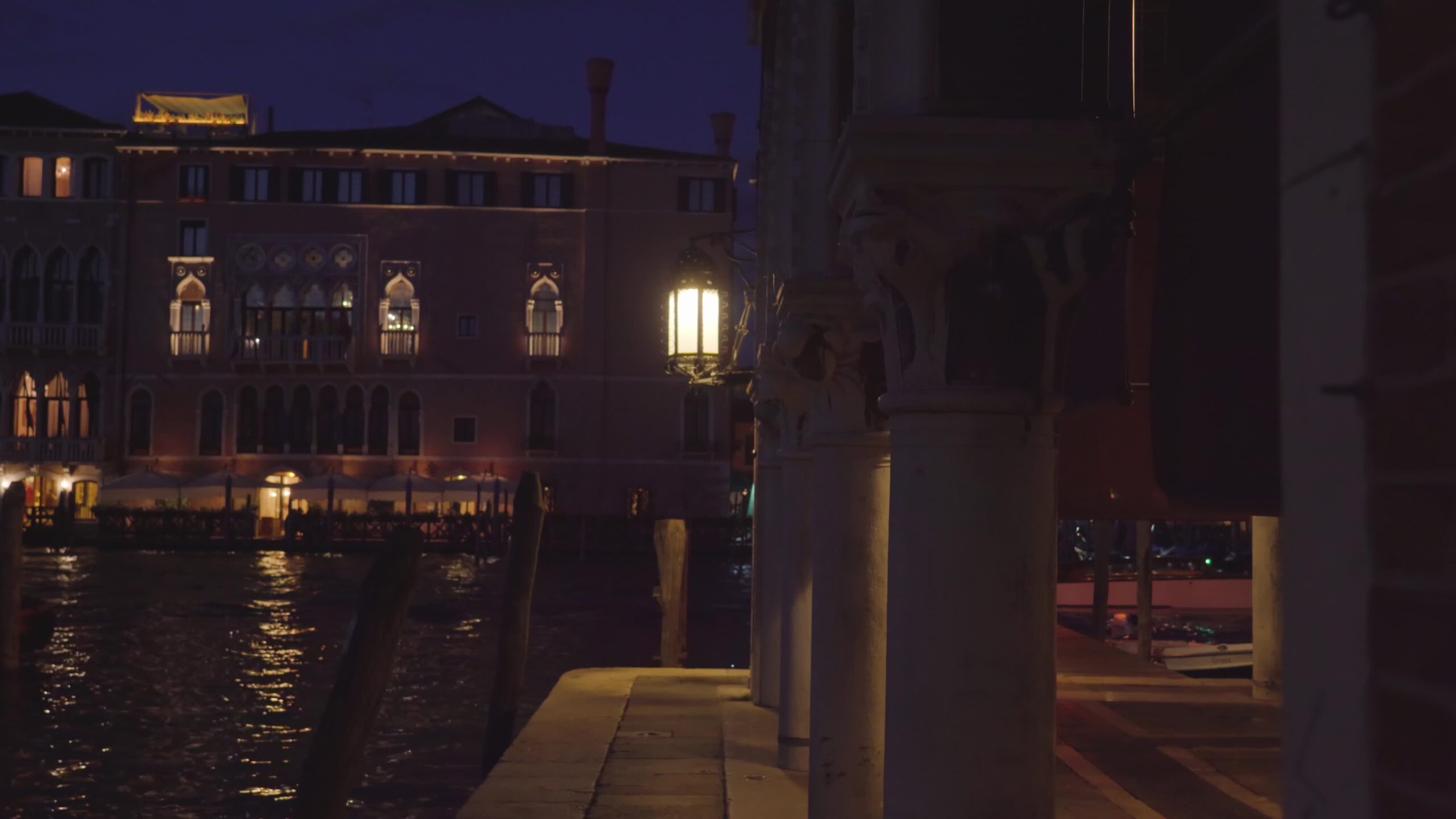 Lampione luminoso di notte a Venezia