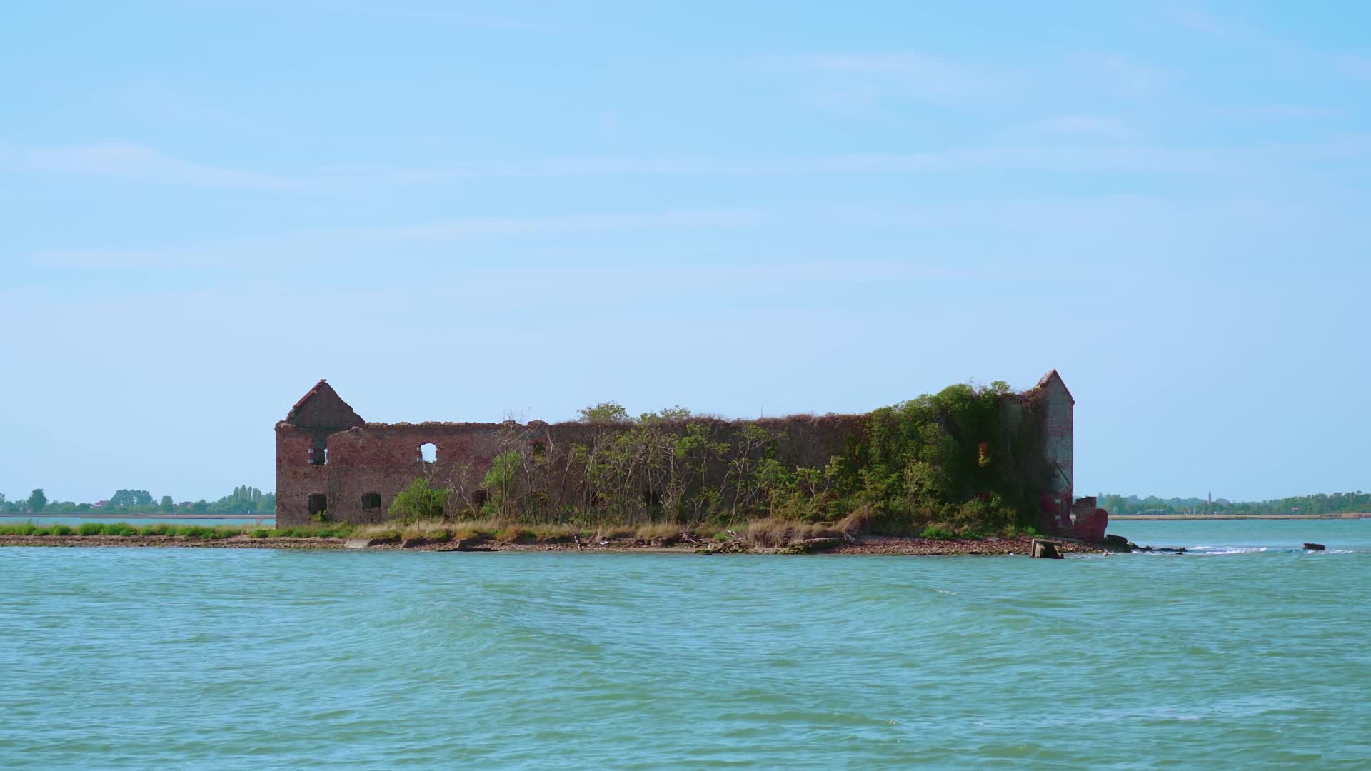 Vecchio edificio abbandonato sull’isola solitaria nella laguna blu