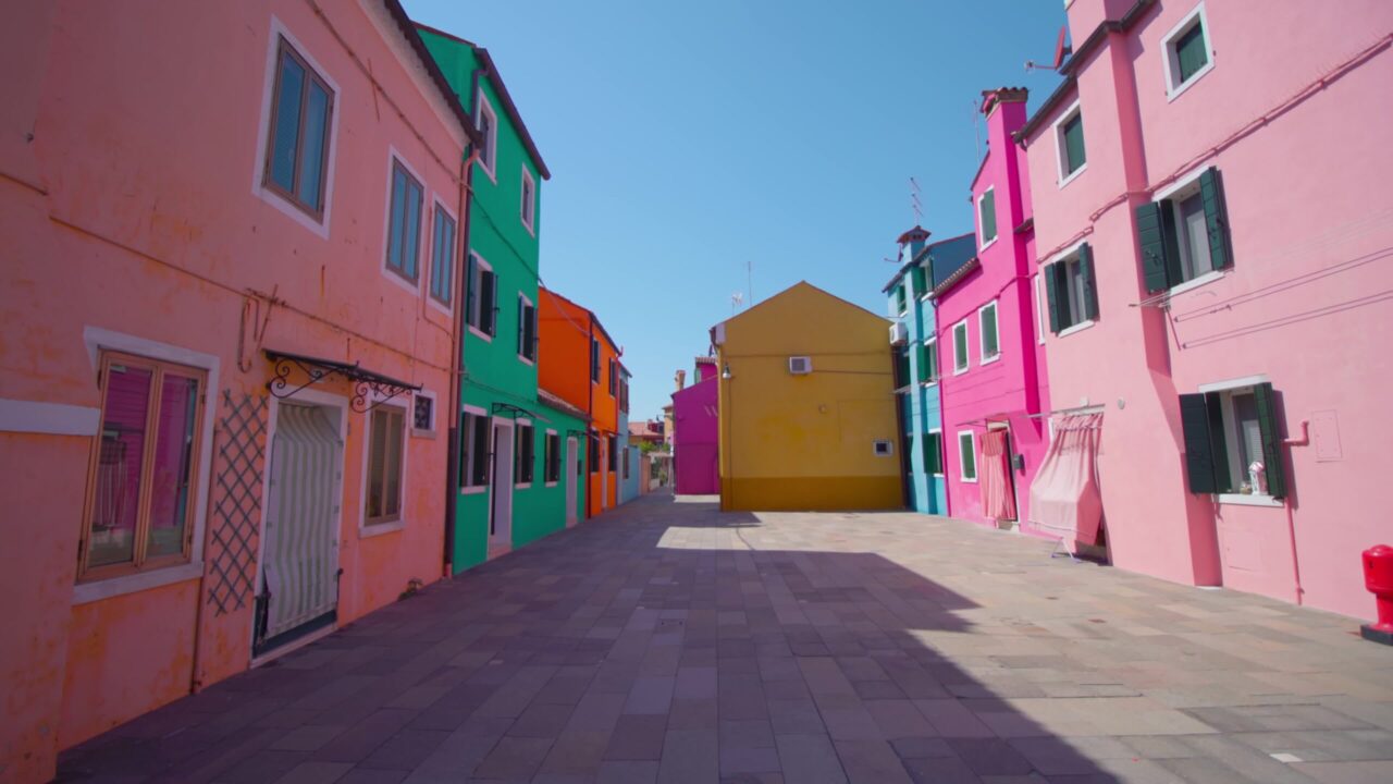 Strada con vecchie case multicolori sotto il cielo senza nuvole