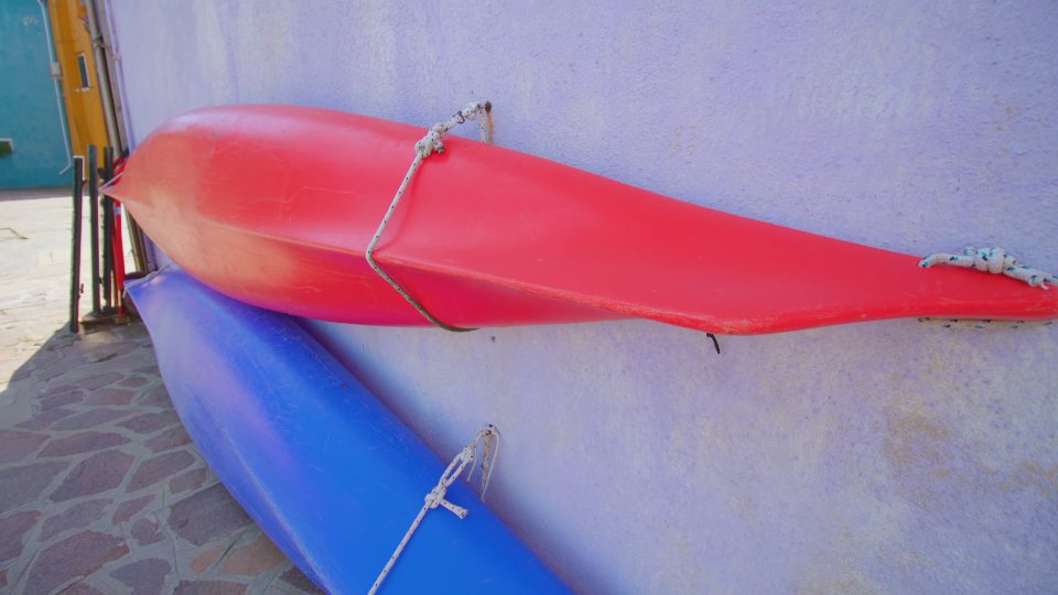 Canoe sul muro di casa