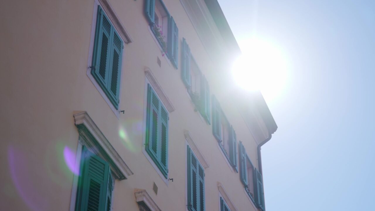 Il sole splende sull’imponente vecchio edificio d’epoca