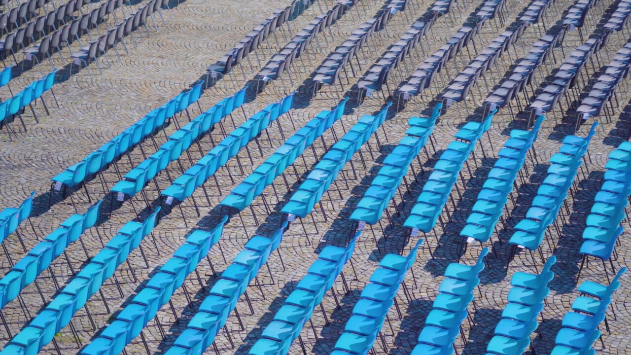 Sedie blu per l’osservazione degli eventi locali