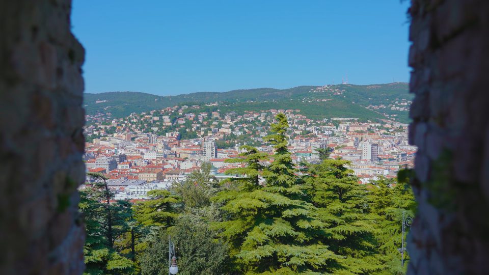 Trieste vista dall’antico Castello di San Giusto attraverso feritoia